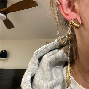 🌼 Gold Feather Chain Ear Cuff